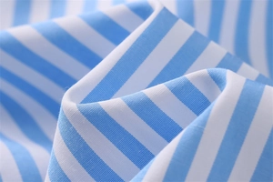 Dettaglio macro del tessuto in popeline a righe bianche e blu con trama morbida