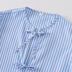 Camicia in popeline a righe blu e bianche con lacci anteriori e scollo rotondo