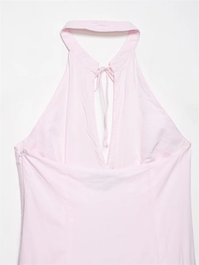 Dettaglio dello scollo all'americana rosa chiaro con apertura a goccia e zip invisibile