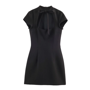 Robe mini noire ajustée avec col à nœud et découpe frontale pour un style moderne