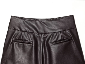 Dettaglio dei pantaloncini in ecopelle a vita alta con grana fine e tasche a filetto dietro