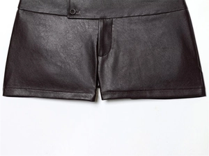 Dettaglio degli shorts in ecopelle bordeaux con texture a grana e chiusura con bottone