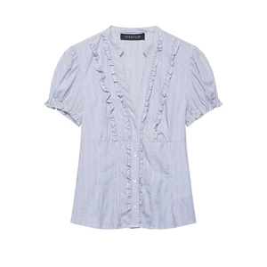 Camicia in popeline a righe blu con maniche a sbuffo e volant sullo scollo a V
