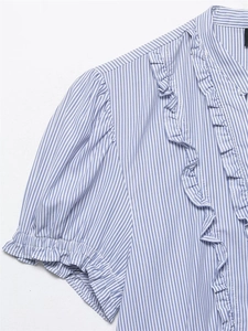 Dettaglio camicia in popeline a righe blu e bianche con volant e maniche a sbuffo