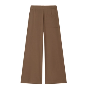 Vue détaillée d'un pantalon large marron foncé à taille haute avec plis et poche arrière