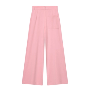 Détail du pantalon large rose à taille haute avec poche arrière et tissu fluide haut de gamme
