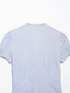 Dettaglio posteriore di una camicia in popeline a righe bianche e blu con maniche a sbuffo