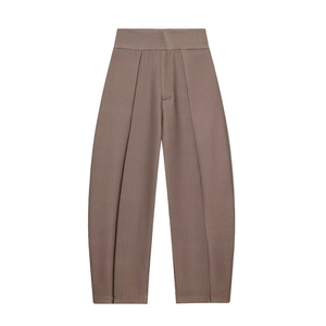 Pantalon plissé ballon marron clair minimaliste avec texture à rayures verticales fines