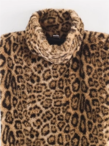 Macro del gilet leopardato in ecopelliccia con collo alto e trama del tessuto morbido