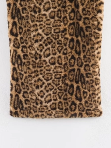 Dettaglio del gilet in ecopelliccia leopardata che mostra la consistenza morbida e i toni