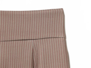 Gros plan détaillé du motif à chevrons et de la taille du pantalon ballon beige