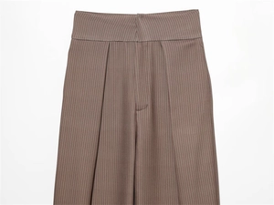 Détail du pantalon à pinces à taille haute avec tissu marron à fines rayures élégantes