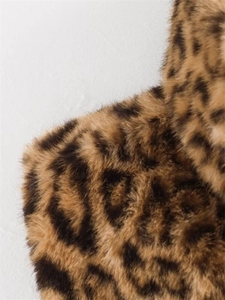 Dettaglio ravvicinato del gilet in ecopelliccia leopardata con consistenza morbida