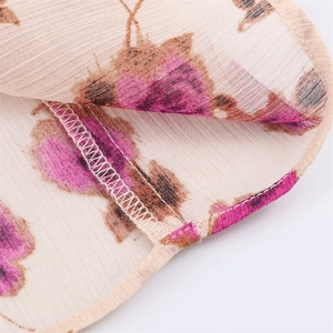 Gros plan détaillé du tissu en mousseline fleurie avec plis et coutures soignées