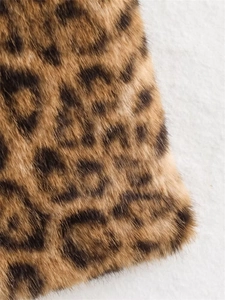 Dettaglio del tessuto in ecopelliccia leopardata con texture morbida e densa