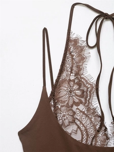 Detailansicht der braunen Spitze und Wimpernborte an einem eleganten Neckholder-Body