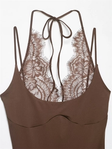 Detailaufnahme von dunkelbraunem Halter-Body mit feiner floraler Spitze und U-Ausschnitt