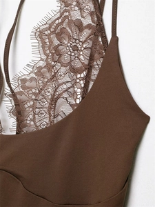 Detail eines dunkelbraunen Spitzen-Bodys mit Blumenmuster und zartem Wimpernrand