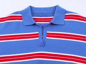 Gros plan détaillé d'un pull polo rayé en maille avec col et décolleté en V
