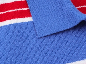 Détail de la texture en maille fine à rayures rouges, blanches et bleues contrastées