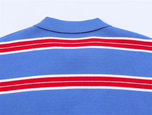 Détail du col d'un pull en maille bleu roi avec des rayures athlétiques rouge et blanc