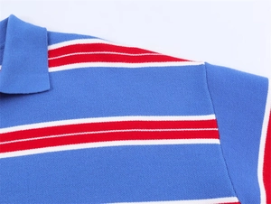 Vue détaillée de la texture et des coutures d'épaule du polo en tricot à rayures