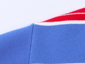 Vue macro du tricot rayé tricolore de haute qualité et des coutures fines d'épaule