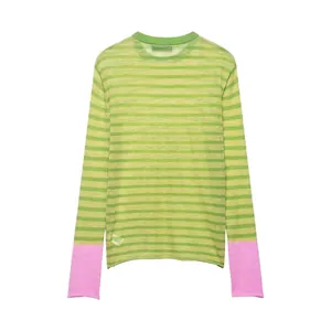 Pull en maille rayée vert pour femme avec poignets rose contrastés sur fond blanc