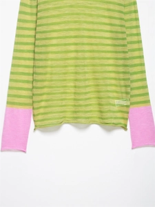 Détail d'un pull en maille rayé vert montrant des poignets roses et la texture de l'ourlet