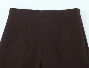 Vue détaillée d'un pantalon taille haute marron foncé avec fermeture éclair invisible