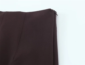 Vue détaillée de la fermeture éclair invisible et des coutures de ce pantalon évasé