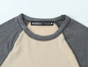 Détail de l'encolure du t-shirt à manches raglan avec étiquette et texture du tricot