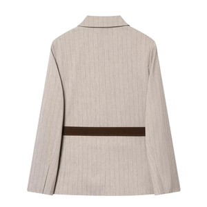 Damen-Blazer in Taupe mit Fischgrätmuster, Gürtel und feinen Streifen, Rückansicht