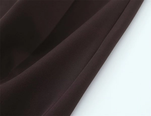Détail de tissu marron foncé de qualité supérieure avec tissage dense et drapé élégant