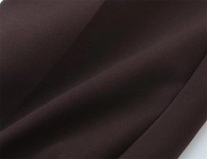 Gros plan sur un tissu marron foncé haute densité avec un beau drapé et un éclat doux