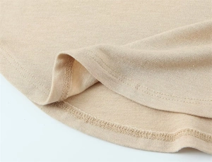 Vue détaillée de la texture du tricot kaki avec couture à double aiguille sur l'ourlet