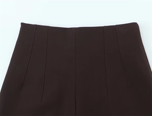 Détail de la taille haute avec coutures décoratives symétriques sur le pantalon marron foncé