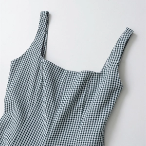Abito midi a quadretti bianchi e neri stile francese con scollo quadrato e spalline