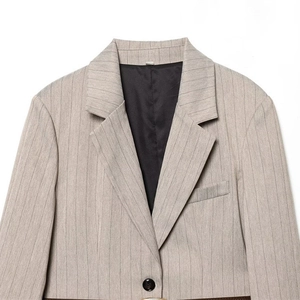 Beigefarbener Fischgrät-Blazer für Damen mit vertikalen Streifen und schwarzem Knopf
