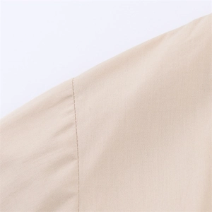 Gros plan détaillé des coutures professionnelles et du tissu tissé sur l'épaule de la robe