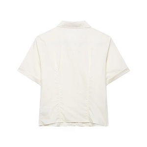 Chemisette en popeline blanche pour femme avec plis au dos pour une silhouette ajustée chic