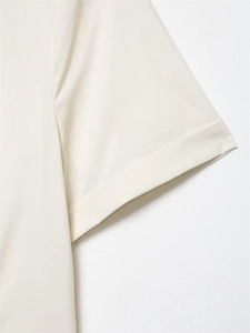 Gros plan du revers de chemise montrant les coutures fines et la texture de la popeline