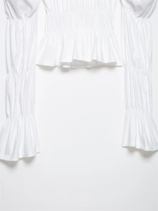 Détails de smocks élastiques et ourlet volanté sur ce chemisier blanc chic