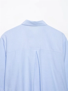 Dettaglio posteriore di camicia a righe con sprone e piega centrale a cannoncino
