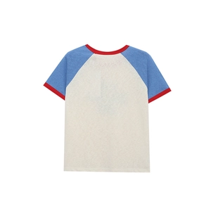 Kurzärmliges Raglan-T-Shirt mit blauen Ärmeln und rotem Ripp-Rundhalsausschnitt in Creme