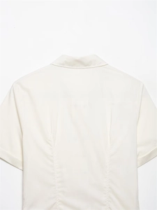 Vue détaillée du dos d'une chemise en popeline crème avec col et coutures ajustées