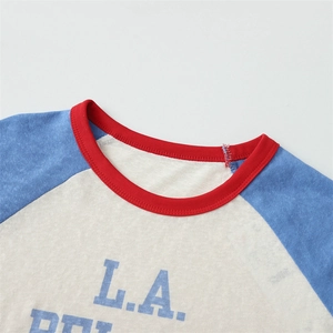 Nahaufnahme von American Vintage Raglan-Shirt mit rotem Rundhals und L.A. Print