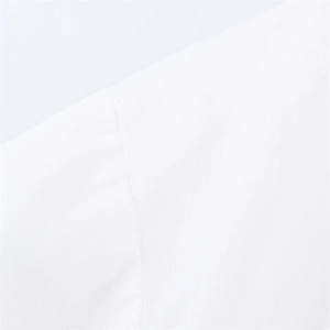 Makro-Detail von weißem Popeline-Stoff mit Köperbindung und ordentlicher Nahtverarbeitung