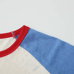 Detail eines farblich abgesetzten gerippten Rundhals-T-Shirts mit roten und blauen Stoffen