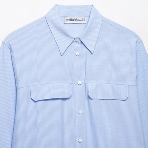 Camicia a maniche lunghe a righe azzurre minimalista con colletto classico e tasche